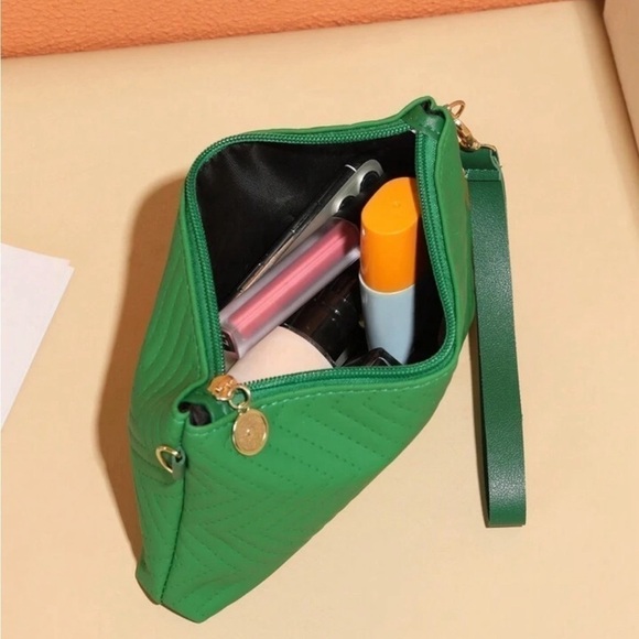 Quilted Green Shoulder Bag with Gold Chain Strap - Chic & Versatile - Picture 2 of 8